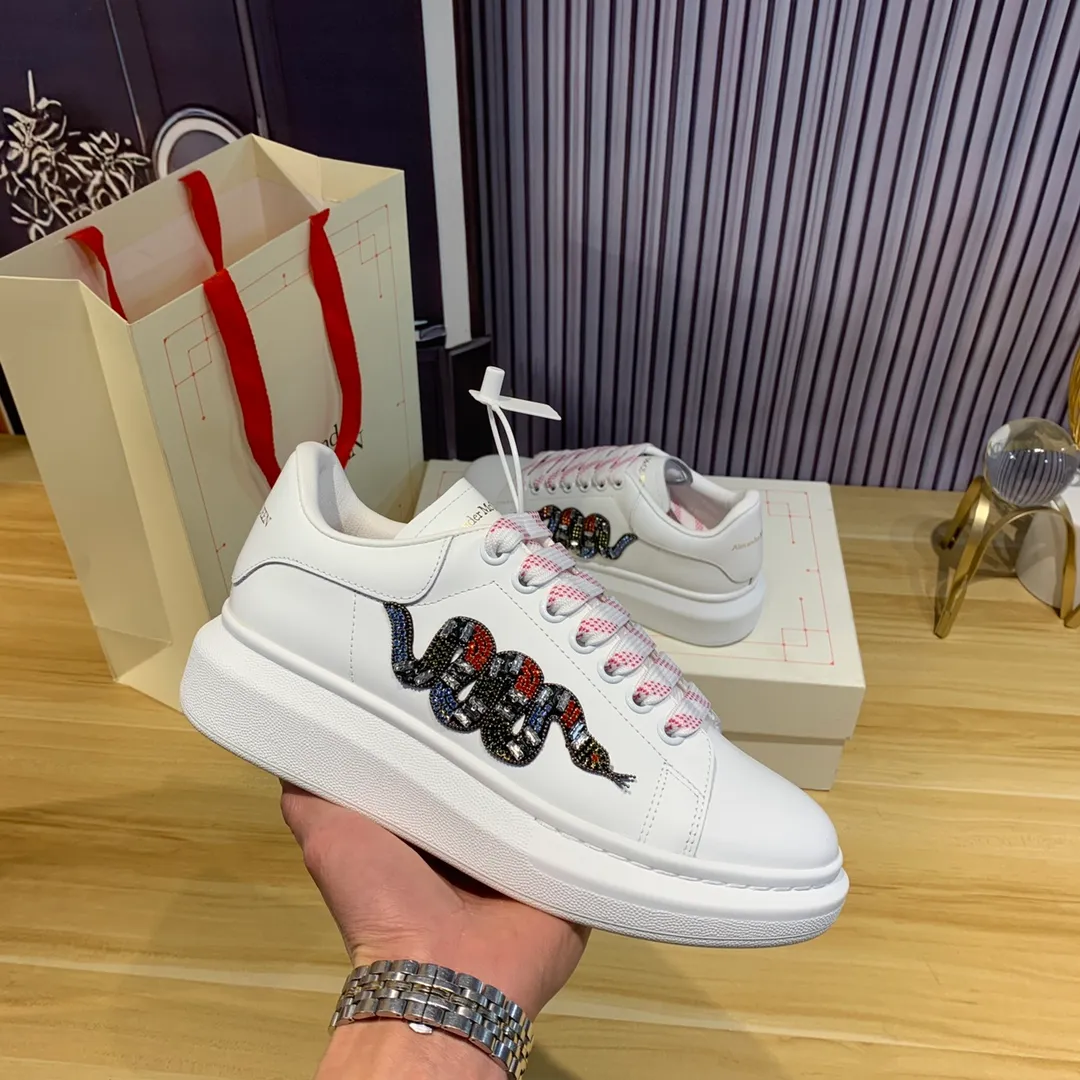 👟👟Ex-factory price 560👟👟Snake pattern professional McQueen factory. Top version. Couple model Alexander McQUEEN high version has been upgraded to the highest quality again✅.McQueen dad shoes 💪McQueen spring, summer, autumn and winter top version purchasing agent level✅ Recruiting national online and offline agents to join🤝 🏆Fabric: Original materials imported from Italy. Texture, water-resistant and non-discoloring 🏆Inner lining: ️A-grade Italian imported lining resistant to dirt, sweat-absorbent, breathable and comfortable 🏆Foot pads: top-grade imported Italian super-soft cowhide leather 🏆Outsole: PU+counter 1:1 🏆Shoe box: original white box. Plus white flip cover for double-layer protection. Cloth bag. Handbag. Certificate of 1:1 mold opening, 4-piece set. Delivered with a pair of shoelaces. 🖕🏿🖕🏿🖕🏿You can choose any pair of shoelaces in any color of our factory 🏆Code number: women’s 34-41. men’s 38-46 🏆Special remarks (women’s size 34.40.41, men’s size 38.45.46 is customized, no returns or exchanges) Win-win cooperation🤝